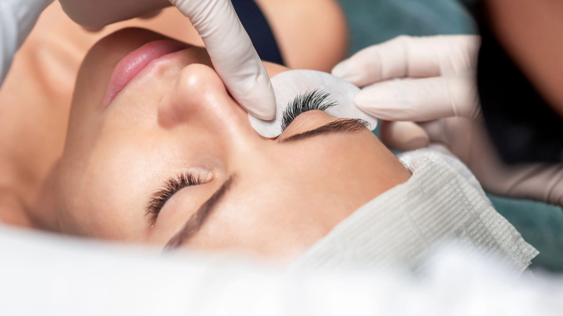 How do Superbonders for eyelash extensions work?
